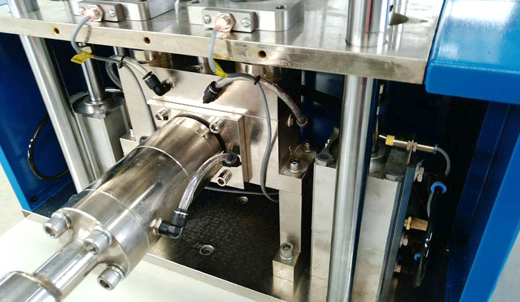 液體硅膠注射機怎么正確的使用？